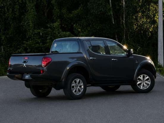 MITSUBISHI-L200 TRITON-2.4 HLS CHROME 4X2 CD 16V FLEX 4P MANUAL MITSUBISHI-L200 TRITON-2015