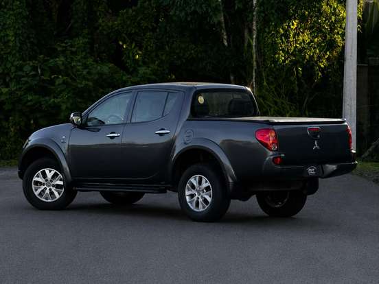 MITSUBISHI-L200 TRITON-2.4 HLS CHROME 4X2 CD 16V FLEX 4P MANUAL MITSUBISHI-L200 TRITON-2015