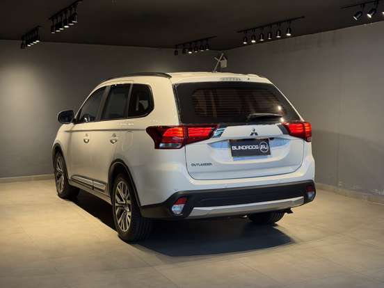 MITSUBISHI-OUTLANDER-2.0 16V GASOLINA 4P AUTOMÁTICO MITSUBISHI-OUTLANDER-2015