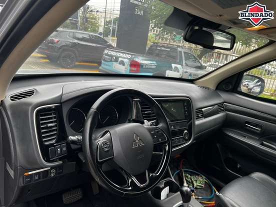 MITSUBISHI-OUTLANDER-3.0 GT 4X4 V6 24V GASOLINA 4P AUTOMÁTICO MITSUBISHI-OUTLANDER-2016
