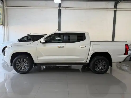 MITSUBISHI-TRITON-2025