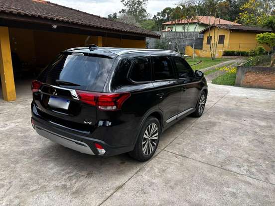 MITSUBISHI-OUTLANDER-2021