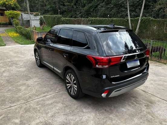 MITSUBISHI-OUTLANDER-2021