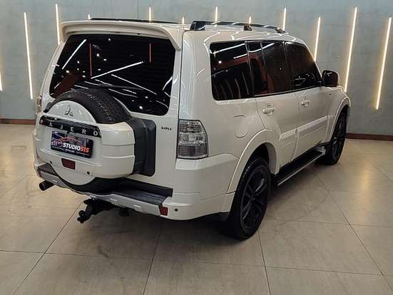 MITSUBISHI-PAJERO-2010