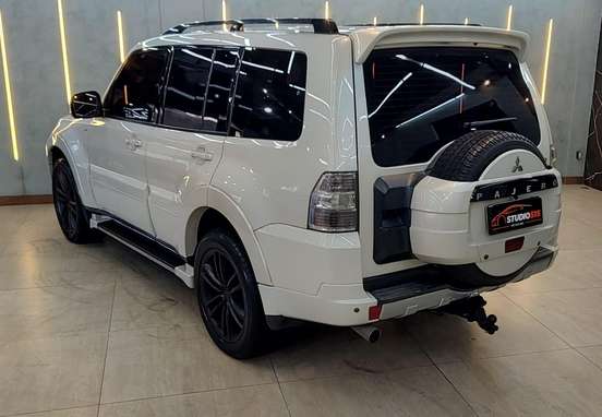 MITSUBISHI-PAJERO-2010