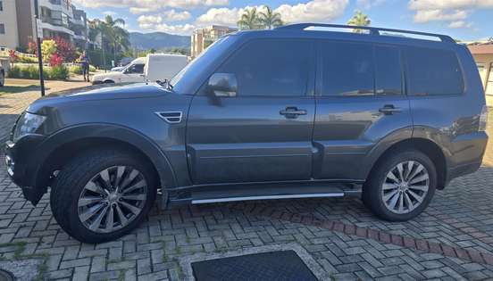 MITSUBISHI-PAJERO-2017