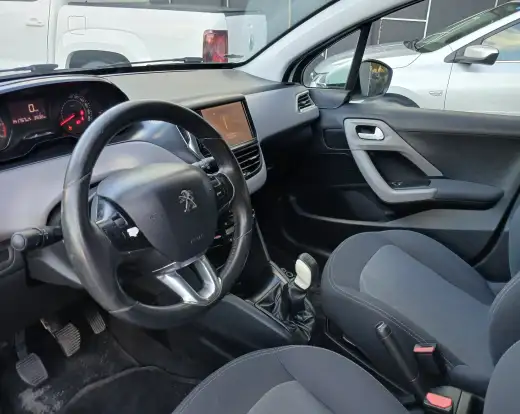 PEUGEOT-208-2016