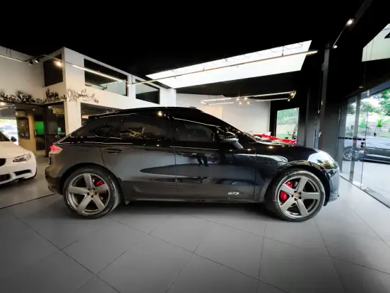 PORSCHE-MACAN-2021