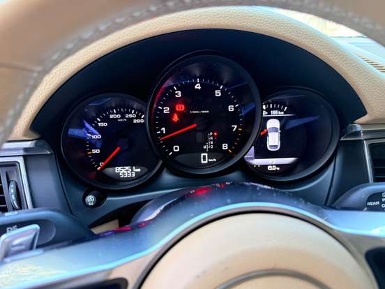 PORSCHE-MACAN-2016