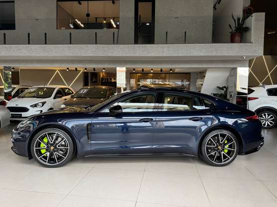 PORSCHE-PANAMERA-2018