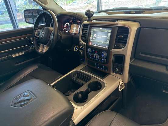 RAM-CLASSIC-5.7 V8 GASOLINA LARAMIE NIGHT EDITION CD 4X4 AUTOMÁTICO RAM-CLASSIC-2022