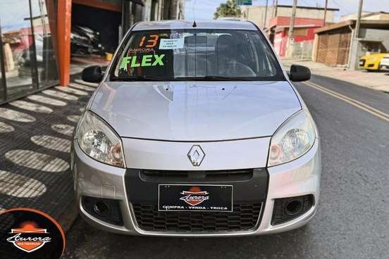 RENAULT-SANDERO-2012