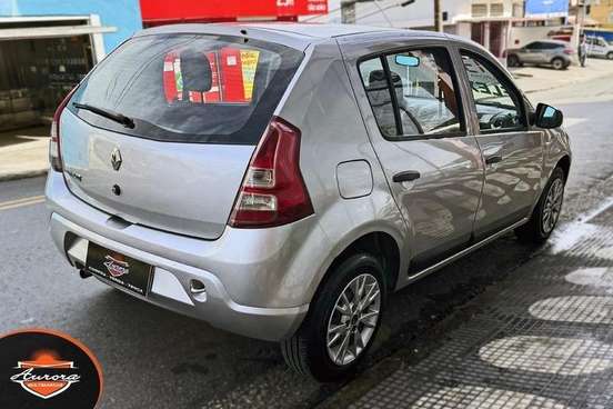 RENAULT-SANDERO-2012
