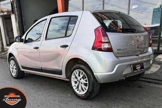 RENAULT-SANDERO-2012