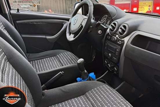 RENAULT-SANDERO-2012