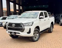 TOYOTA HILUX 2.8 D-4D TURBO DIESEL CD POWER PACK 4X4 MANUAL TOYOTA HILUX 2.8 D-4D TURBO DIESEL CD POWER PACK 4X4 MANUAL