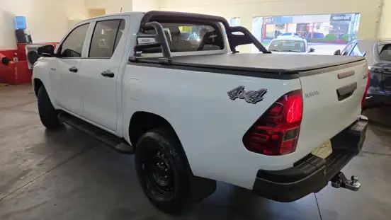 TOYOTA-HILUX-2023