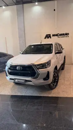 TOYOTA HILUX 2.8 D-4D TURBO DIESEL CD SRX 4X4 AUTOMÁTICO