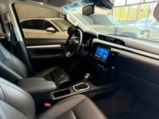 TOYOTA-HILUX-2.8 D-4D TURBO DIESEL CD SRX PLUS 4X4 AUTOMÁTICO TOYOTA-HILUX-2023