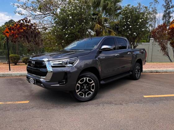 TOYOTA HILUX 2.8 D-4D TURBO DIESEL CD SRX 4X4 AUTOMÁTICO