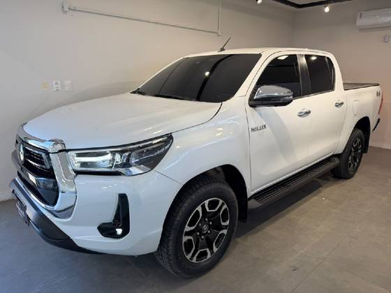 TOYOTA HILUX 2.8 D-4D TURBO DIESEL CD SRX 4X4 AUTOMÁTICO