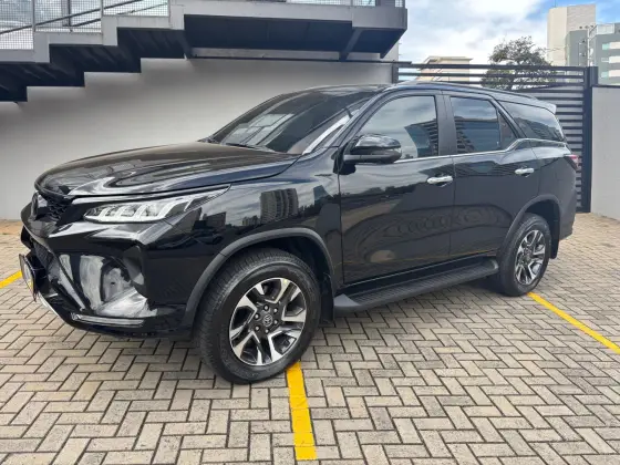 TOYOTA HILUX SW4 2.8 D-4D TURBO DIESEL DIAMOND 7L 4X4 AUTOMÁTICO