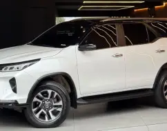 TOYOTA HILUX SW4 2.8 D-4D TURBO DIESEL DIAMOND 7L 4X4 AUTOMÁTICO TOYOTA HILUX SW4 2.8 D-4D TURBO DIESEL DIAMOND 7L 4X4 AUTOMÁTICO