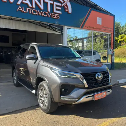 TOYOTA HILUX SW4 2.8 D-4D TURBO DIESEL SRX 4X4 AUTOMÁTICO