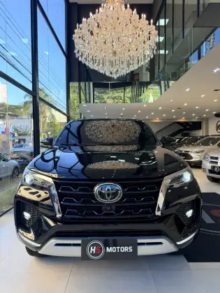 TOYOTA HILUX SW4 2.8 D-4D TURBO DIESEL SRX 7L 4X4 AUTOMÁTICO