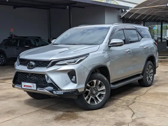 TOYOTA HILUX SW4 2.8 D-4D TURBO DIESEL SRX PLATINUM 7L 4X4 AUTOMÁTICO