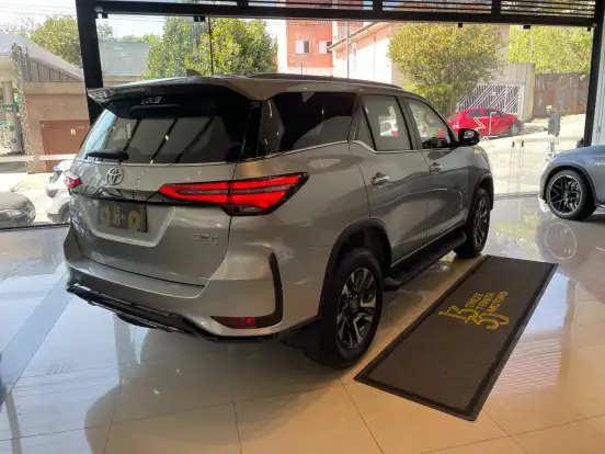 TOYOTA-HILUX SW4-2024
