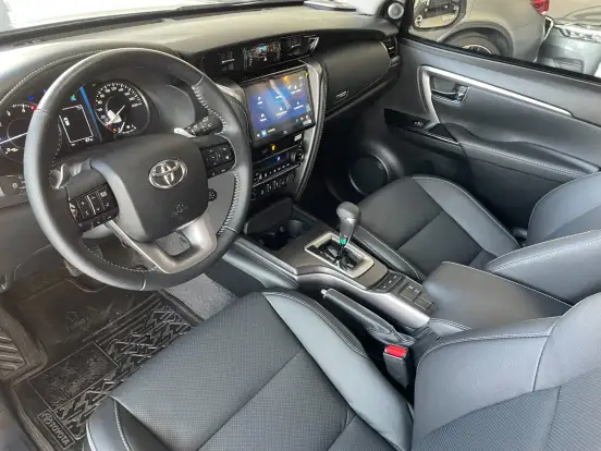 TOYOTA-HILUX SW4-2.8 D-4D TURBO DIESEL SRX PLATINUM 7L 4X4 AUTOMÁTICO TOYOTA-HILUX SW4-2024
