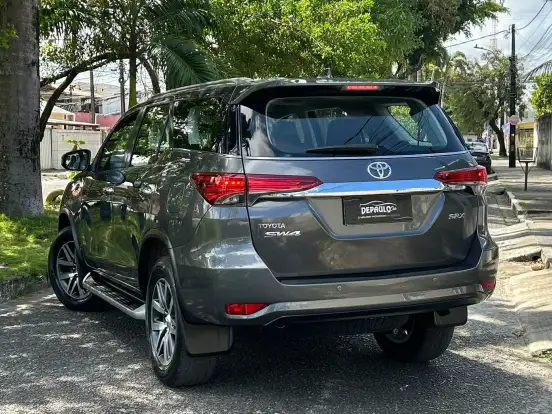 TOYOTA-HILUX SW4-2.8 SRX 4X4 7 LUGARES 16V TURBO INTERCOOLER DIESEL 4P AUTOMÁTICO TOYOTA-HILUX SW4-2018