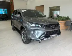 TOYOTA HILUX SW4 2.8 D-4D TURBO DIESEL DIAMOND 7L 4X4 AUTOMÁTICO TOYOTA HILUX SW4 2.8 D-4D TURBO DIESEL DIAMOND 7L 4X4 AUTOMÁTICO