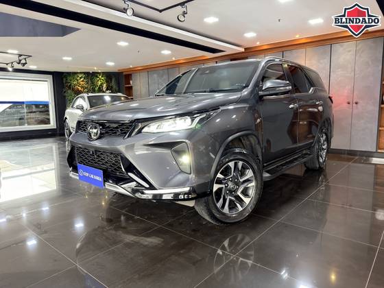 TOYOTA HILUX SW4 2.8 D-4D TURBO DIESEL DIAMOND 7L 4X4 AUTOMÁTICO