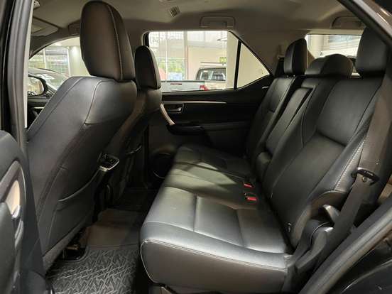 TOYOTA-HILUX SW4-2023