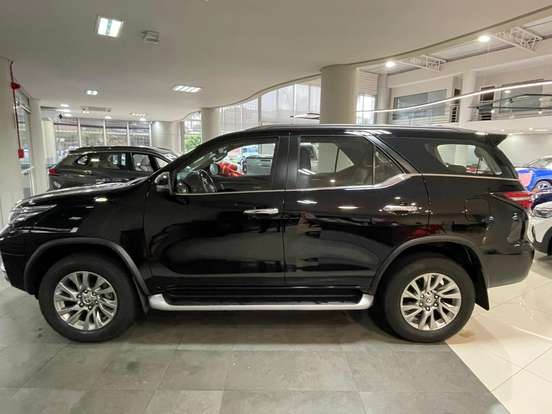 TOYOTA-HILUX SW4-2023