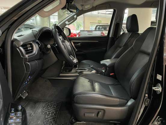 TOYOTA-HILUX SW4-2023