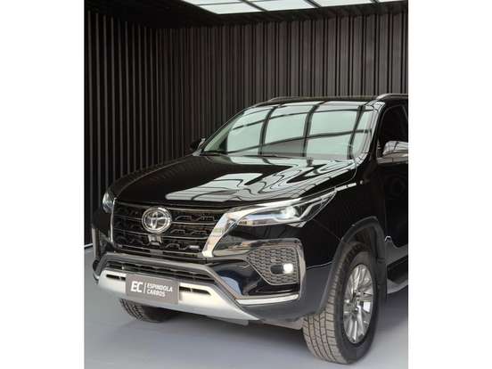 TOYOTA-HILUX SW4-2023