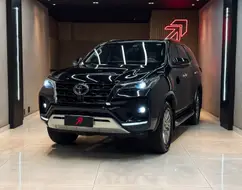 TOYOTA HILUX SW4 2.8 D-4D TURBO DIESEL SRX 7L 4X4 AUTOMÁTICO TOYOTA HILUX SW4 2.8 D-4D TURBO DIESEL SRX 7L 4X4 AUTOMÁTICO