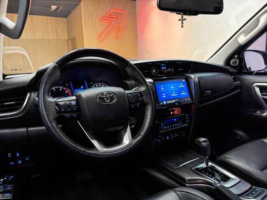 TOYOTA-HILUX SW4-2.8 D-4D TURBO DIESEL SRX 7L 4X4 AUTOMÁTICO TOYOTA-HILUX SW4-2023