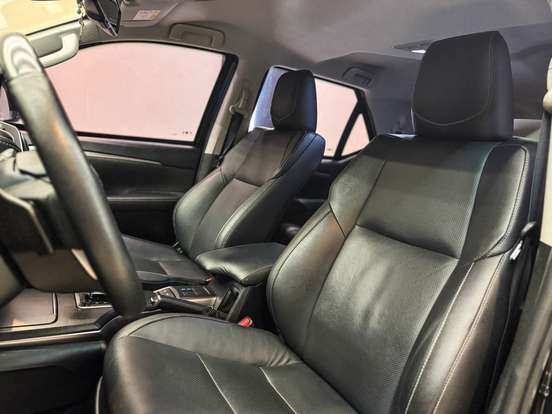 TOYOTA-HILUX SW4-2.8 D-4D TURBO DIESEL SRX 7L 4X4 AUTOMÁTICO TOYOTA-HILUX SW4-2023