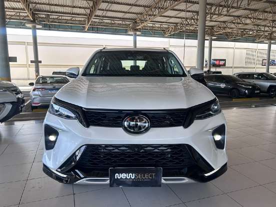 TOYOTA-HILUX SW4-2024