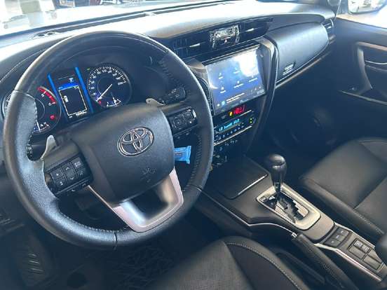 TOYOTA-HILUX SW4-2024