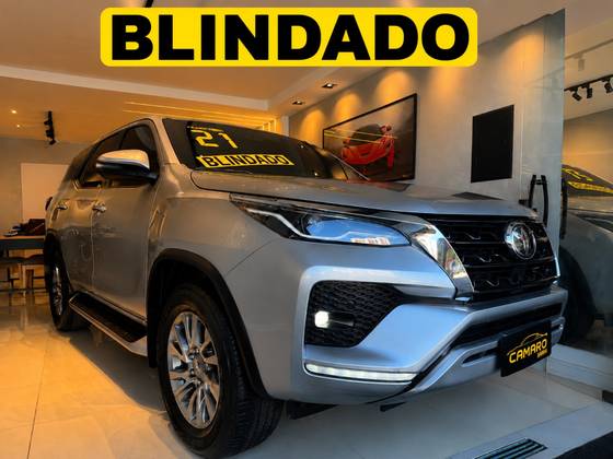 TOYOTA HILUX SW4 2.8 D-4D TURBO DIESEL SRX 7L 4X4 AUTOMÁTICO