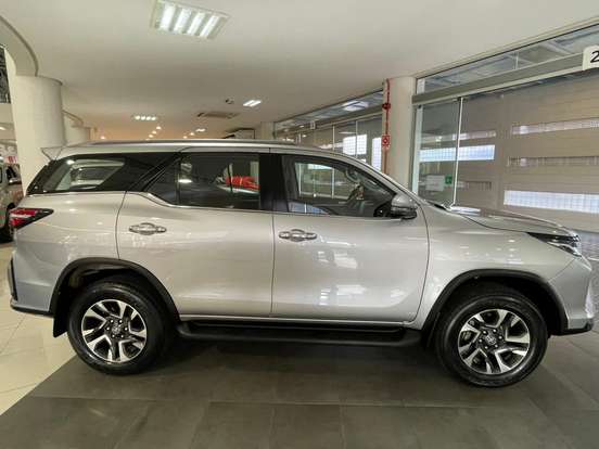 TOYOTA-HILUX SW4-2023