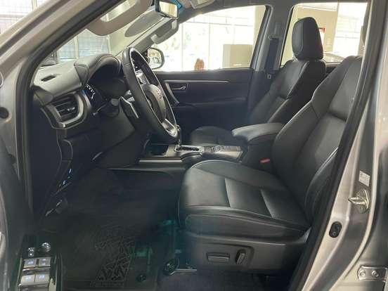 TOYOTA-HILUX SW4-2.8 D-4D TURBO DIESEL SRX PLATINUM 4X4 AUTOMÁTICO TOYOTA-HILUX SW4-2023