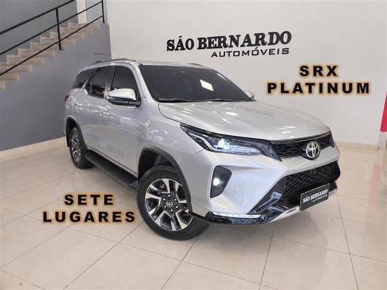 TOYOTA HILUX SW4 2.8 D-4D TURBO DIESEL SRX PLATINUM 7L 4X4 AUTOMÁTICO