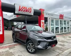 TOYOTA HILUX SW4 2.8 D-4D TURBO DIESEL SRX PLATINUM 7L 4X4 AUTOMÁTICO TOYOTA HILUX SW4 2.8 D-4D TURBO DIESEL SRX PLATINUM 7L 4X4 AUTOMÁTICO