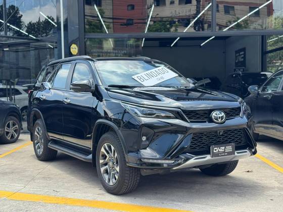 TOYOTA HILUX SW4 2.8 D-4D TURBO DIESEL SRX PLATINUM 7L 4X4 AUTOMÁTICO
